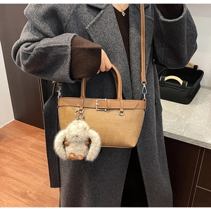 Sac seau tissé marron avec pendentif lapin en peluche et bandoulière réglable pratique