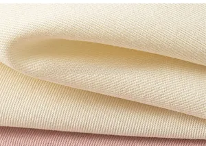 Dettaglio ravvicinato del tessuto in twill di cotone morbido per pantaloni da bambina