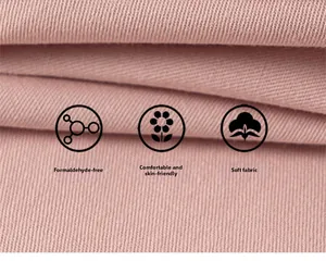 Dettaglio del tessuto in cotone rosa con consistenza morbida e qualità delicata sulla pelle