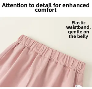 Dettaglio dei pantaloni rosa chiaro per bambini con elastico in vita e tessuto di cotone