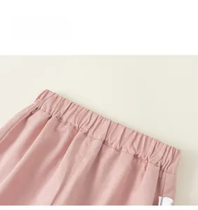 Dettaglio dell'elastico in vita alta sui pantaloni in cotone rosa per bambine