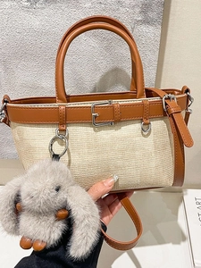 Sac Seau en Cuir PU pour Femmes Grande Capacité Texture Tissée Sac à Bandoulière Décontracté Avec Pendentif Lapin en Peluche