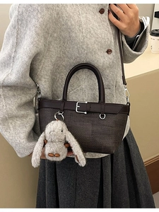 Sac seau texturé marron foncé avec boucle métallique et breloque lapin blanc en peluche