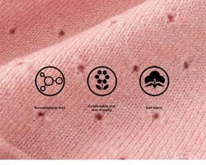 Macro di tessuto a maglia rosa traspirante che mostra una consistenza morbida e dettagli delicati