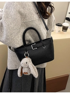 Sac seau noir élégant à texture tissée avec un pendentif lapin mignon pour femme