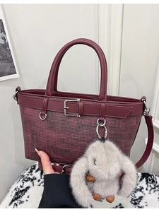 Sac seau bordeaux tendance avec charm lapin en peluche et bandoulière réglable