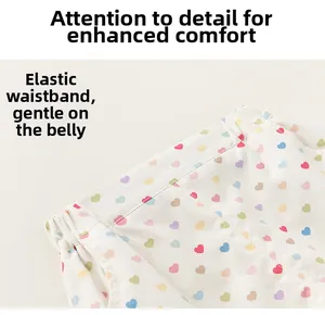 Vue détaillée de la taille élastique d'un short pour fille avec imprimés cœurs colorés