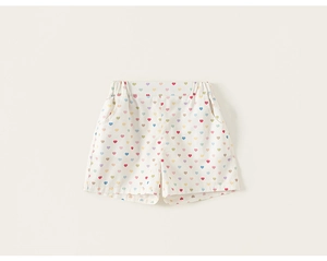 Détail du short d'été respirant pour filles avec motifs de cœurs colorés et taille élastique