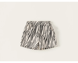 Détail du short pour filles à motif zèbre avec taille élastique et tissu respirant