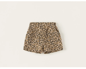 Détail du motif léopard de qualité sur ce short décontracté respirant pour enfants