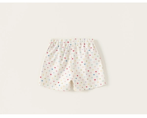Détail du short d'été pour filles avec imprimés cœurs colorés et taille élastique souple