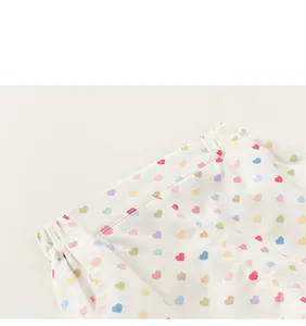 Détail de la taille élastique du short en coton pour filles avec motifs de cœurs