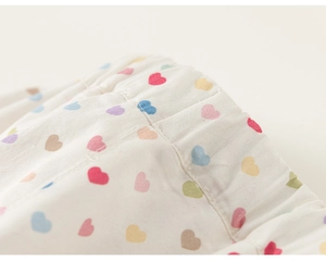 Détail de short enfant à motif de cœurs colorés avec taille élastique et coutures