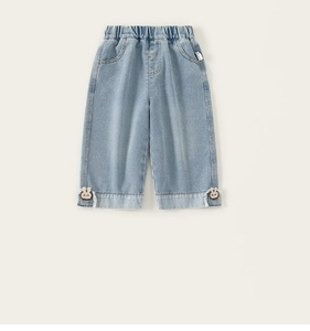 Détail du pantalon en jean bleu clair avec taille élastique et écussons de lapins