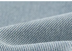 Détail de la texture du tissu denim sergé bleu clair pour jean enfant décontracté
