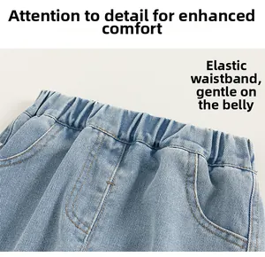 Détail de la taille élastique confortable et des coutures durables sur le jean bleu