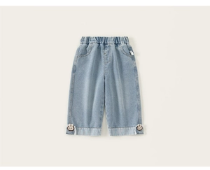 Vue détaillée du jean enfant bleu clair à jambe large avec patchs de lapin mignons