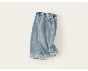 Détail de jean enfant bleu clair avec taille élastique et broderie de lapin mignonne