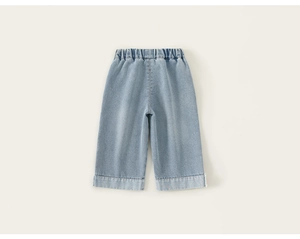 Détail du jean denim bleu clair pour fille avec taille élastique et coupe droite brute