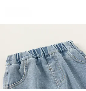 Détail du jean denim bleu clair pour fille avec taille élastique et poches
