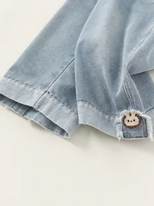 Jean droit en denim bleu clair pour filles avec broderie lapin mignonne et bords effilochés
