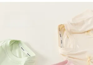 Nahaufnahme von weichen Baumwoll-T-Shirts für Mädchen mit Schleife in Pastellfarben