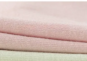 Nahaufnahme der atmungsaktiven rosa und grünen Stricktextur für Kinder T-Shirts