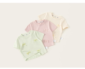 Detaillierte Flachbildaufnahme von drei Mädchen-Baumwoll-T-Shirts in Pastellfarben mit 3D-Bögen