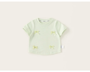 Detailaufnahme des mintgrünen Kinder-T-Shirts mit weichem Baumwollstoff und gelben Schleifen