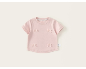 Detailansicht des rosa Mädchen-T-Shirts mit zarten 3D-Bögen und weichem Rundhalsausschnitt