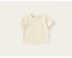 Detailansicht des cremefarbenen Baby-T-Shirts mit süßen gelben Schleifen und weichem Stoff