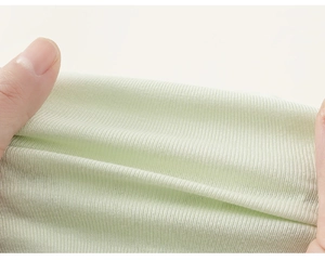 Detailaufnahme von minzgrünem Rippstrickgewebe mit hoher Elastizität und weicher Textur