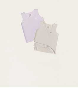 Détail de débardeurs minimalistes pour enfants en lavande et beige avec étiquettes cou