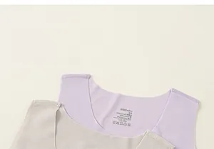 Détail du col souple de débardeurs pour enfants en Lyocell et coton respirant et doux