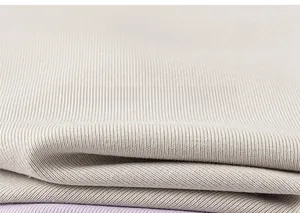 Gros plan du tissu en coton côtelé gris clair et lavande pour débardeurs enfants