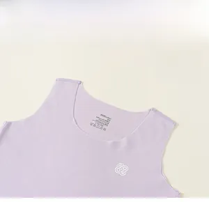 Détail du débardeur lilas pour enfant montrant l'étiquette et le logo fleur blanc