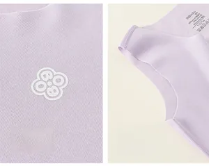 Détail du débardeur en maille lilas montrant le tissu en Lyocell et le logo blanc