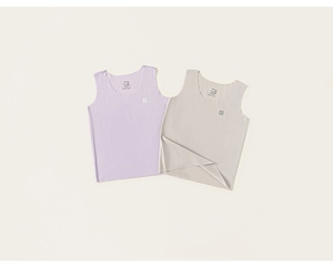 Détail de deux débardeurs en coton sans manches en couleurs lavande douce et beige clair