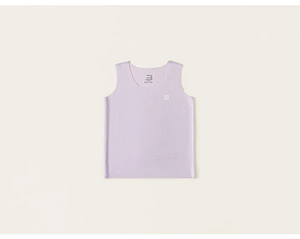 Gros plan du débardeur violet clair montrant le col rond et la broderie du logo blanc