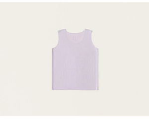 Détail du débardeur en coton lilas montrant les coutures lisses et l'étiquette imprimée