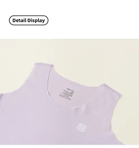 Gros plan du gilet sans manches violet montrant la couture du col et l'étiquette de taille