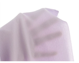 Détail macro du tissu fin violet clair respirant avec texture tricotée et transparence