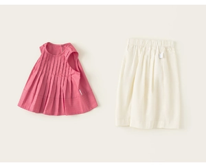 Dettaglio del top senza maniche plissettato rosa e gonna beige per outfit estivo bimba
