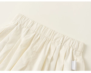 Dettaglio dell'elastico in vita sui pantaloni casual in cotone crema da bambina con cuciture