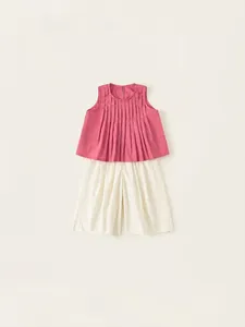 Completo estivo da bambina con top senza maniche plissettato rosa e pantaloni larghi beige