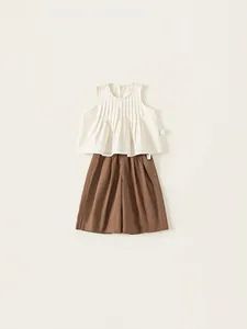 Set estivo minimalista da bambina con top a pieghe senza maniche e pantaloncini ampi