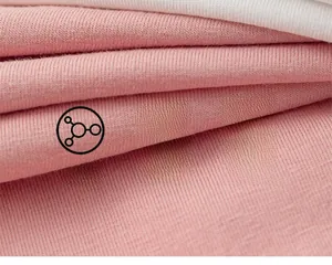 Gros plan du tissu en coton côtelé rose et blanc montrant la texture douce