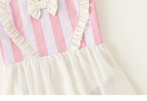 Vue détaillée du maillot de bain fille avec froufrous en cœur et nœud blanc décoratif