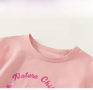 Détail d'un t-shirt rose pour fille en coton avec col rond et coutures de haute qualité