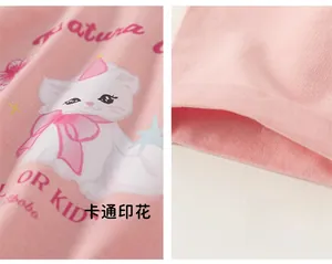 Détails d'un t-shirt rose pour fille avec imprimé chat de dessin animé et manche
